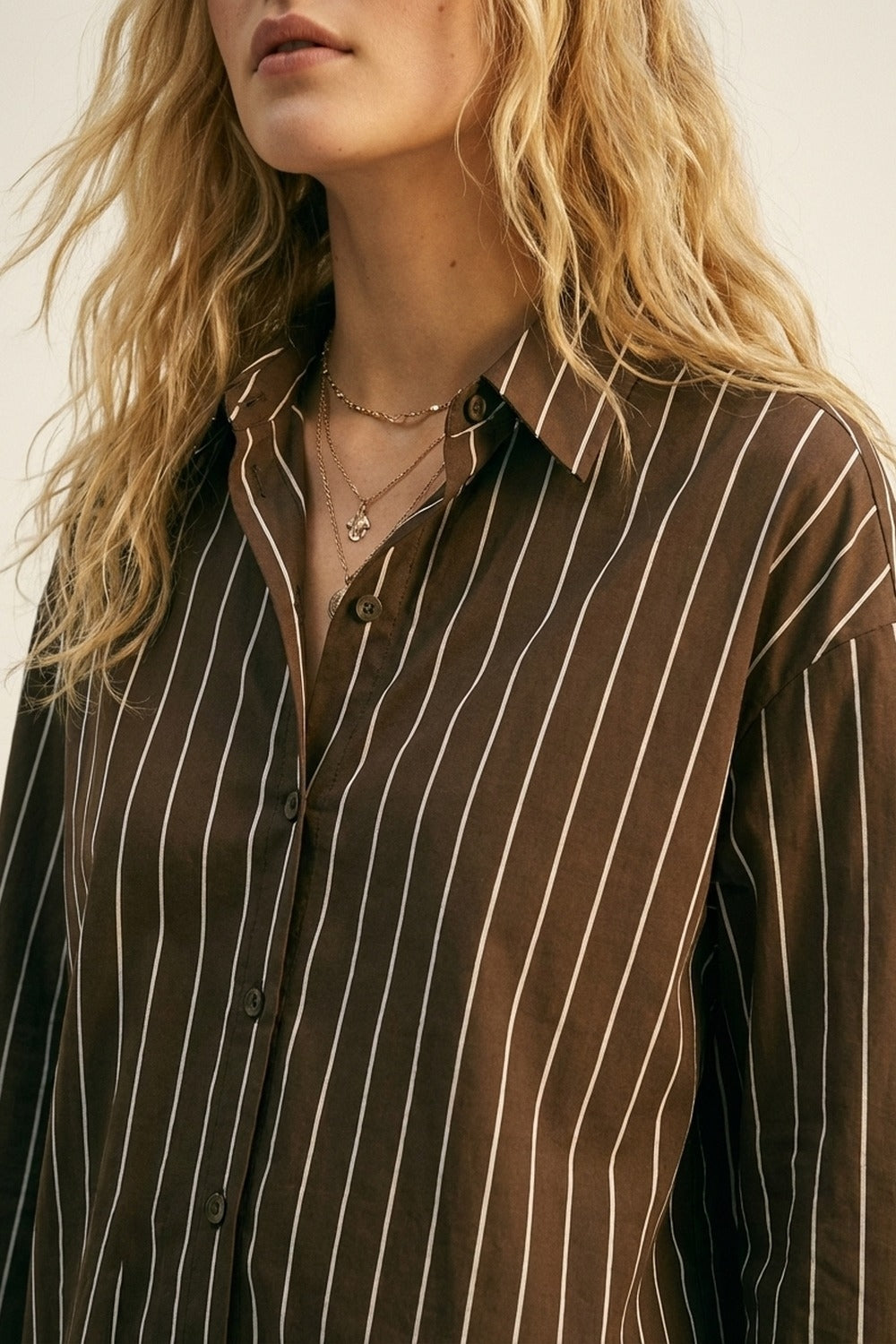 Vestido de camisa com botões de manga comprida às riscas castanhas