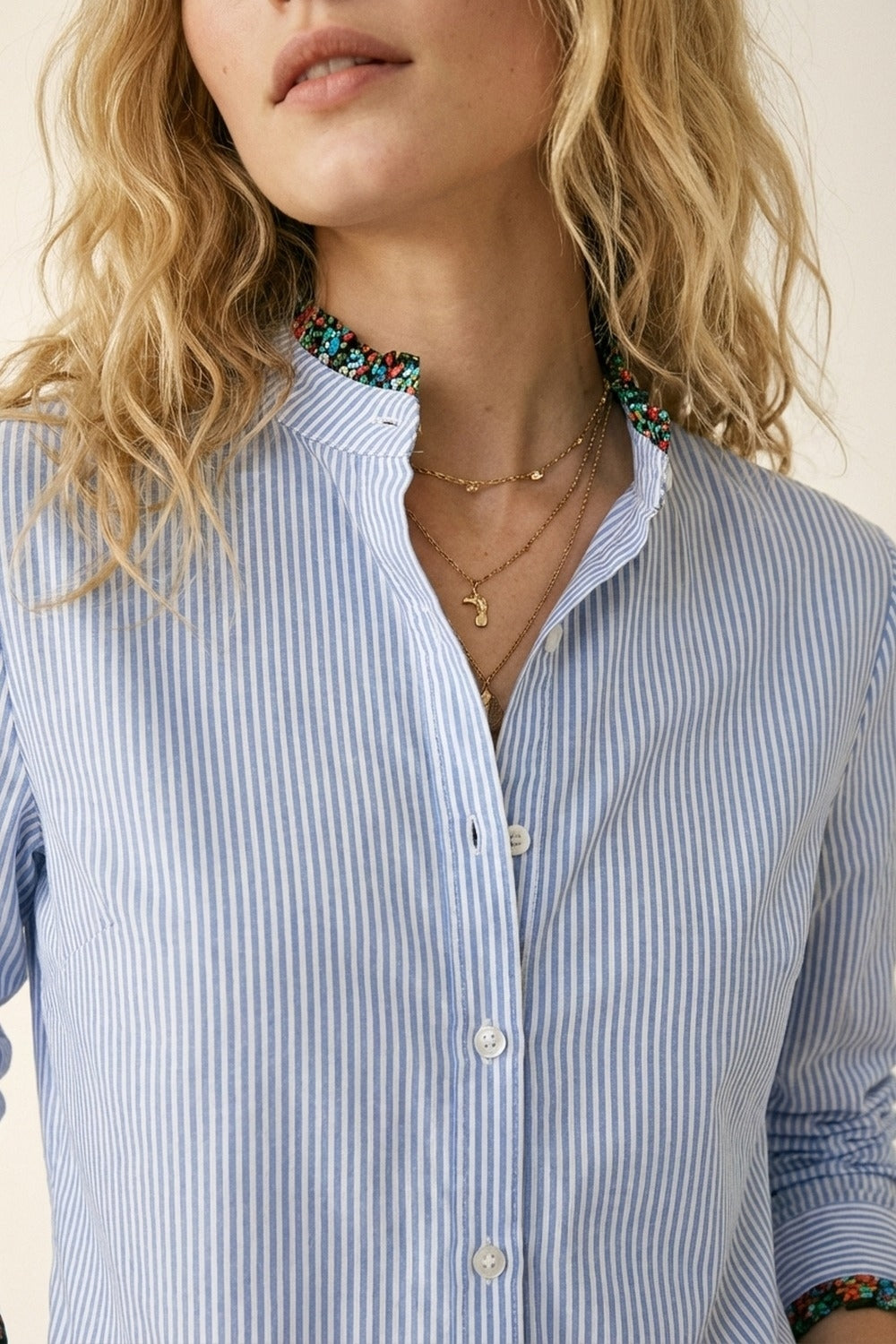 Camisa com botões às riscas azul-clara com adorno floral
