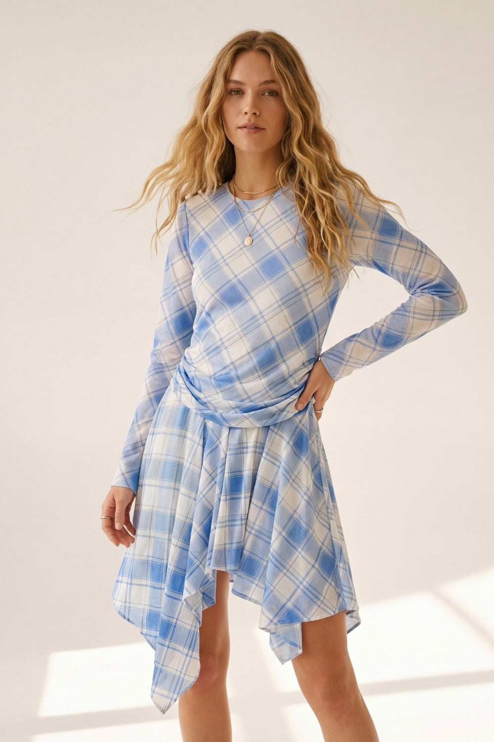 vestido assimétrico de manga comprida em tecido de malha azul