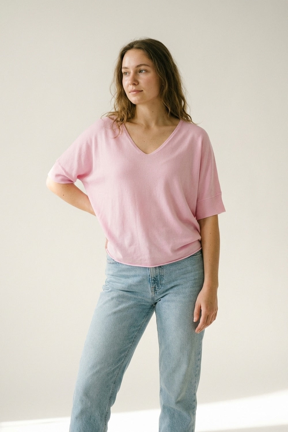 Camisola de malha macia com decote em V cor-de-rosa e ajuste descontraído