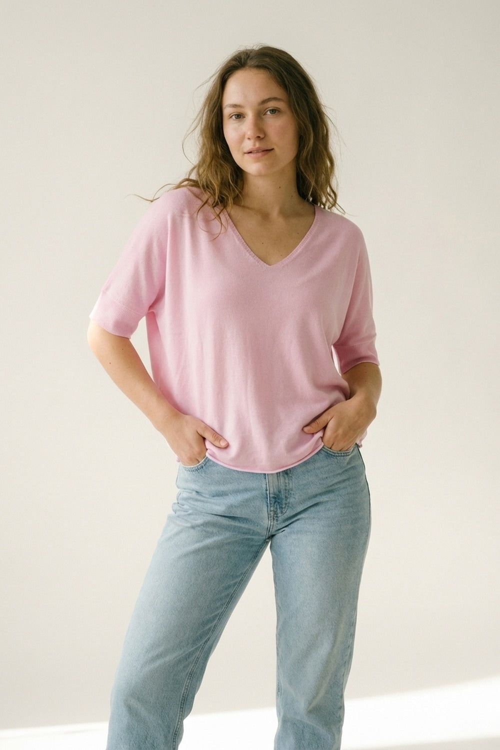 Camisola de malha macia com decote em V cor-de-rosa e ajuste descontraído