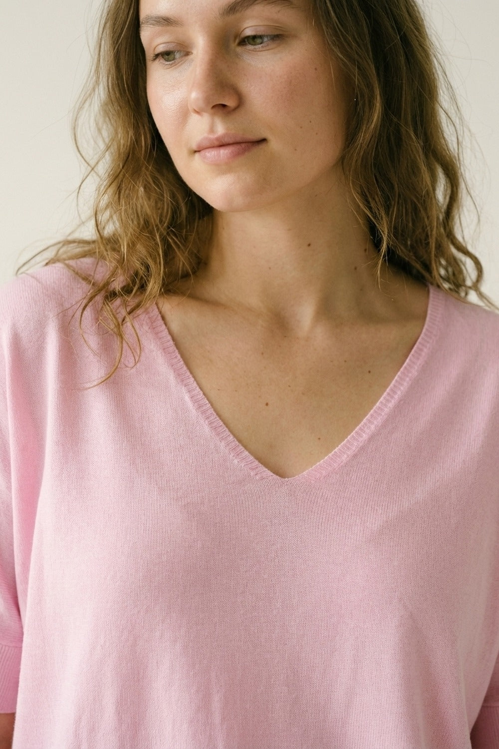Camisola de malha macia com decote em V cor-de-rosa e ajuste descontraído