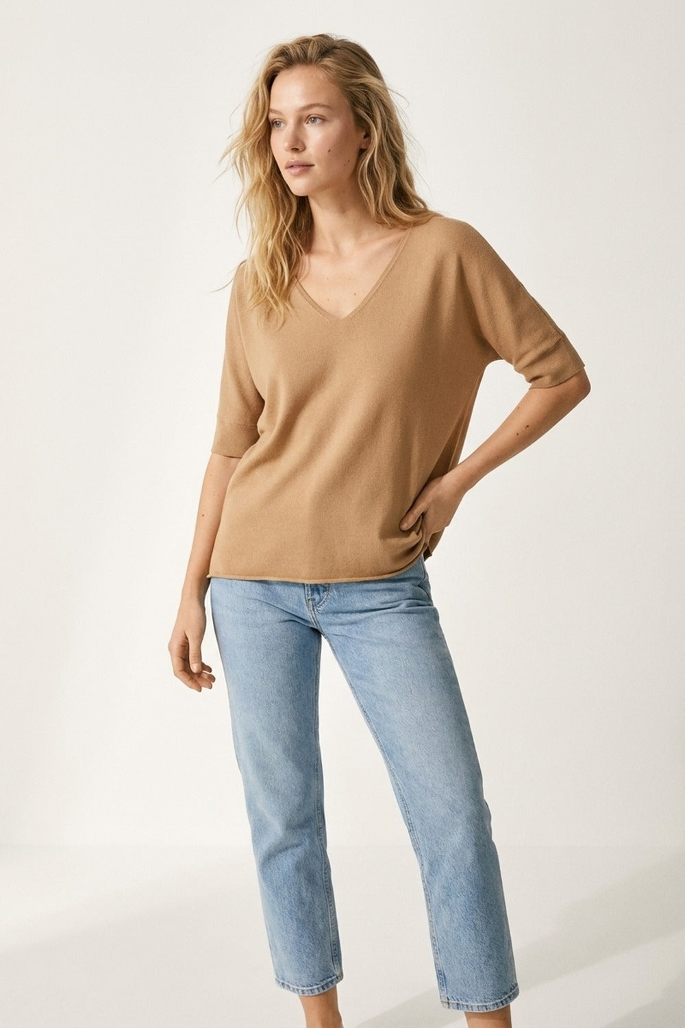 Camel Top de malha com gola em V e manga de cotovelo