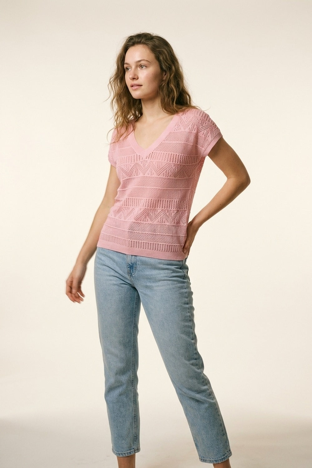 Top de malha rosa com decote em V e textura estampada