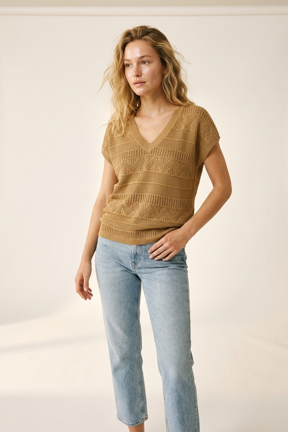 Colete de camisola de manga curta com decote em V em malha camel