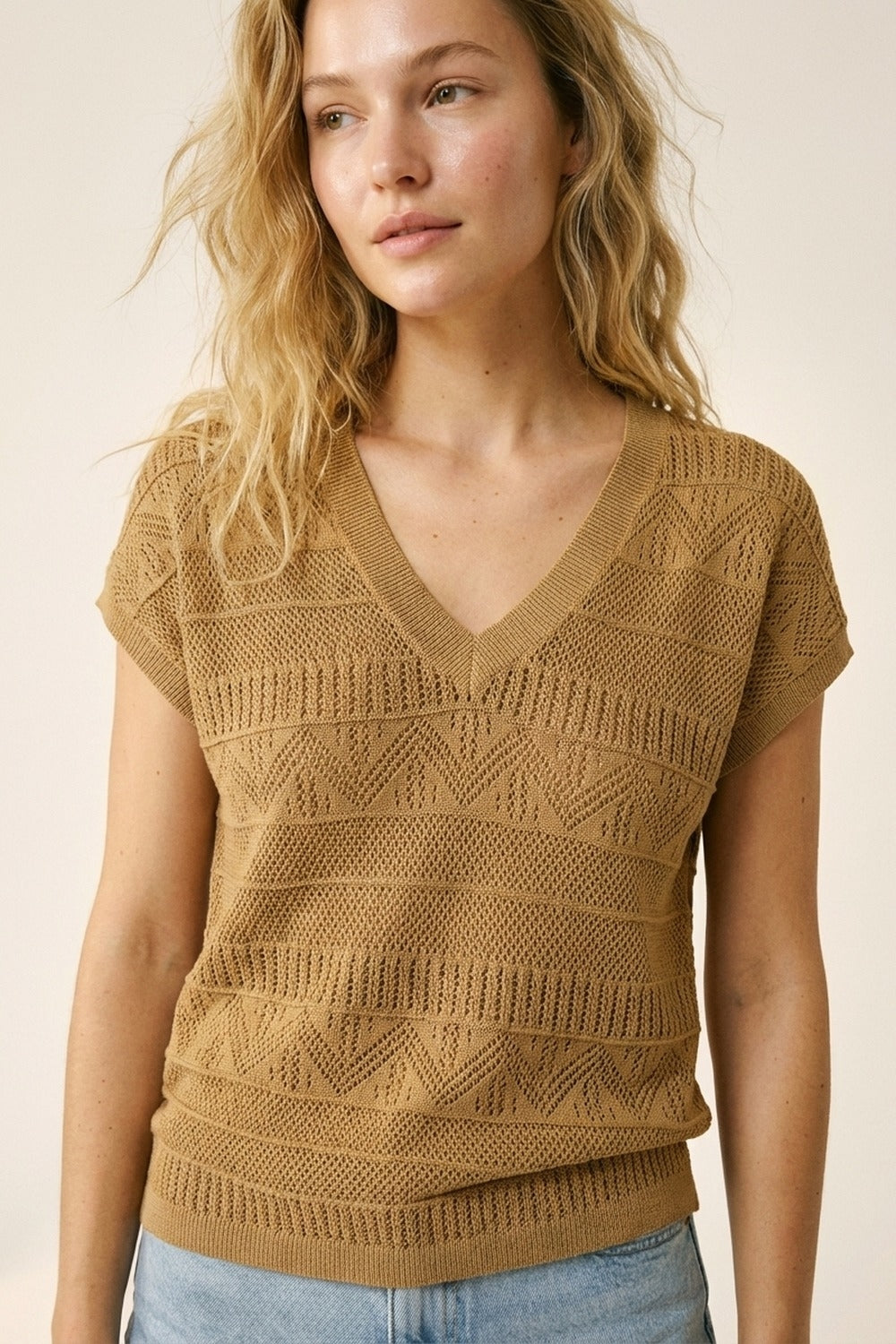 Colete de camisola de manga curta com decote em V em malha camel