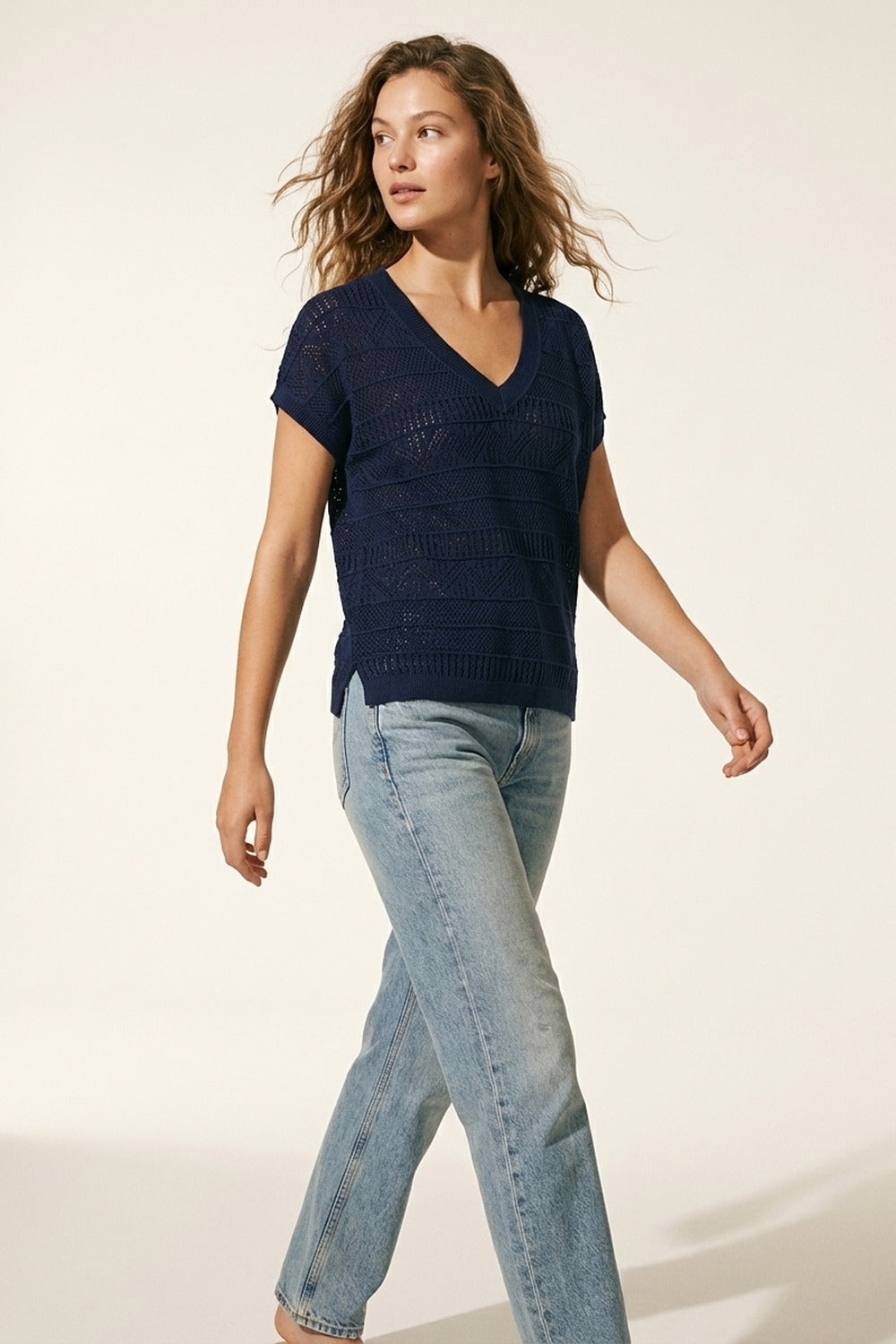 Camisola de malha com decote em V e textura leve em azul-marinho