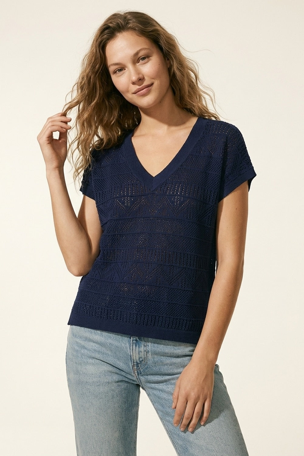 Camisola de malha com decote em V e textura leve em azul-marinho