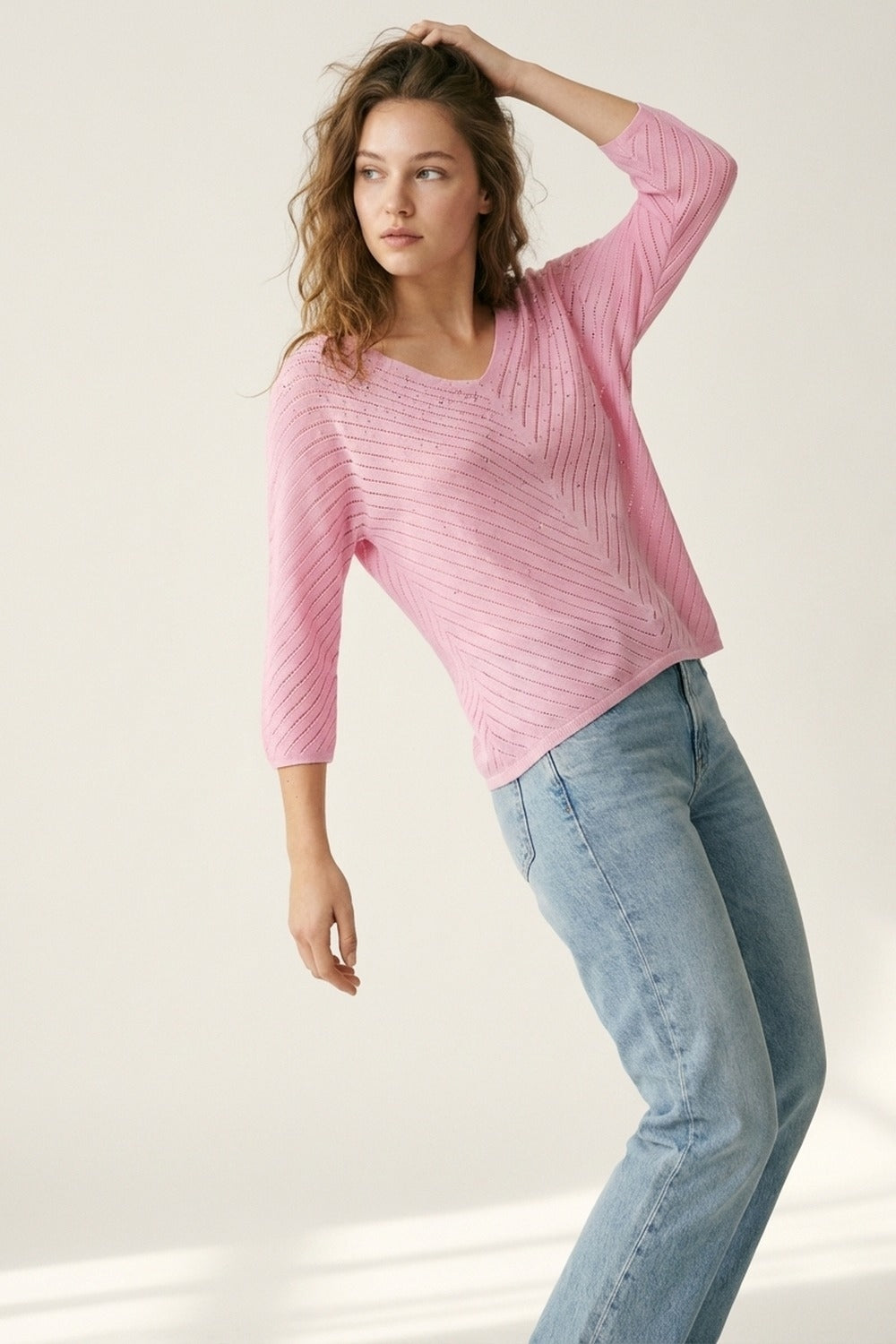 Camisola de malha leve com decote em V rosa e pormenores de missangas