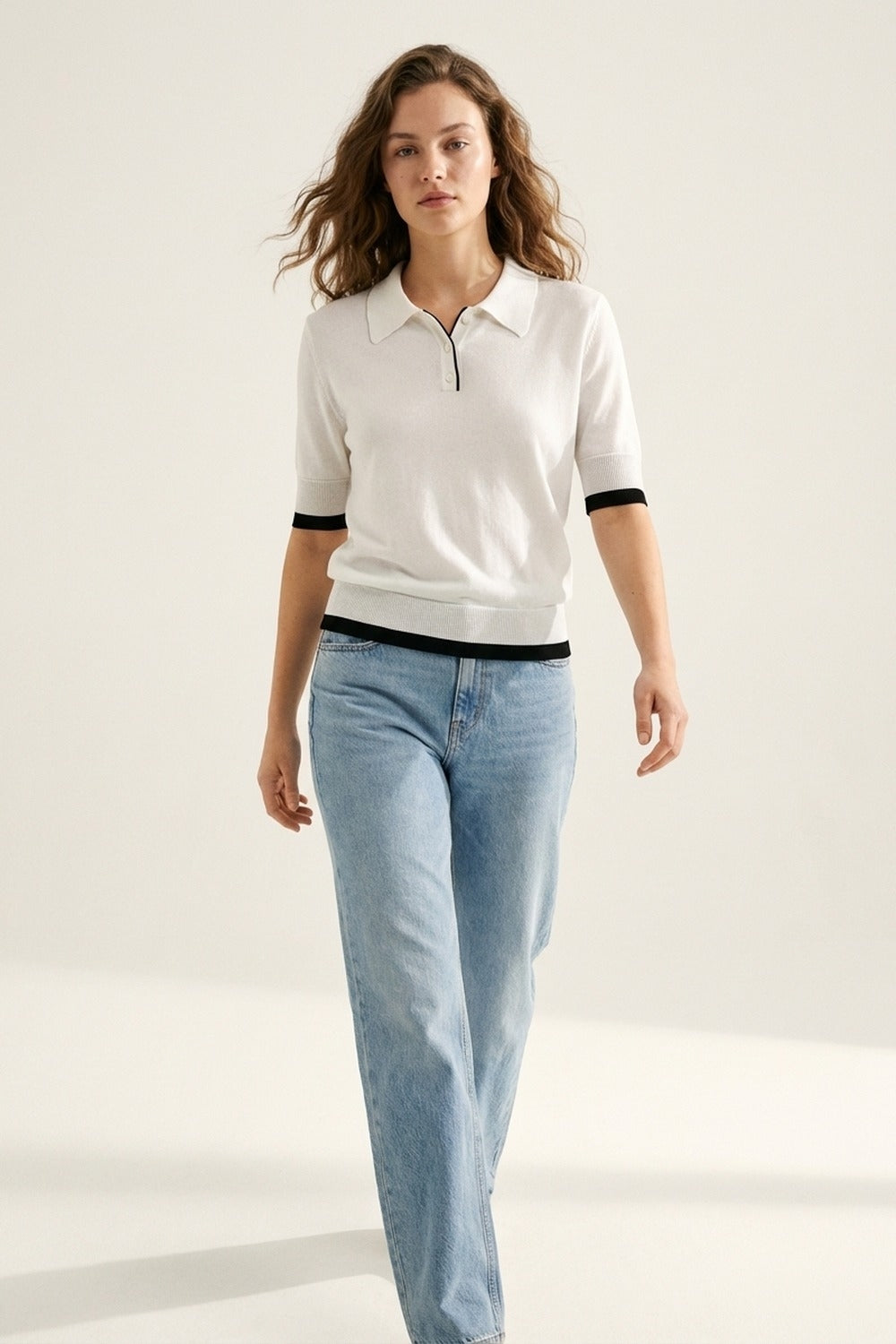 Camisola polo branca com pormenor de guarnição preto