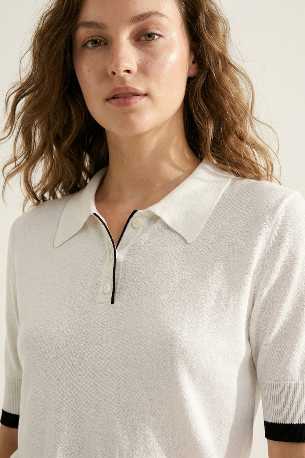 Camisola polo branca com pormenor de guarnição preto