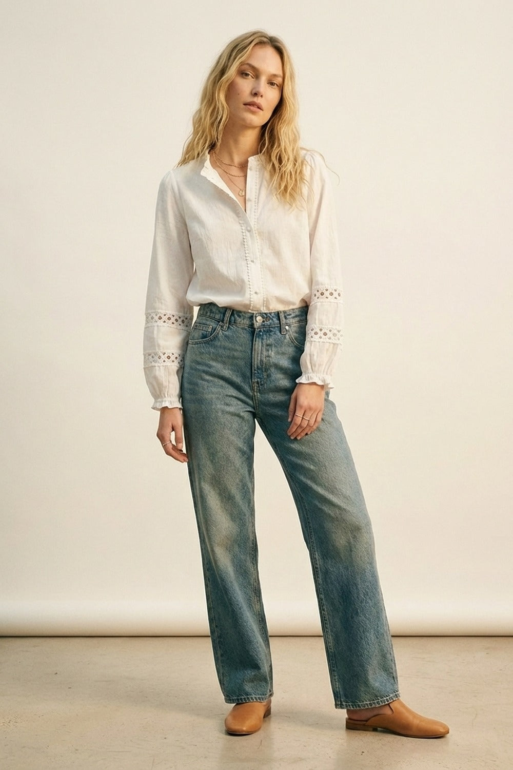 Blusa em Crochê com Detalhes de Renda e Botões na Frente em Branco