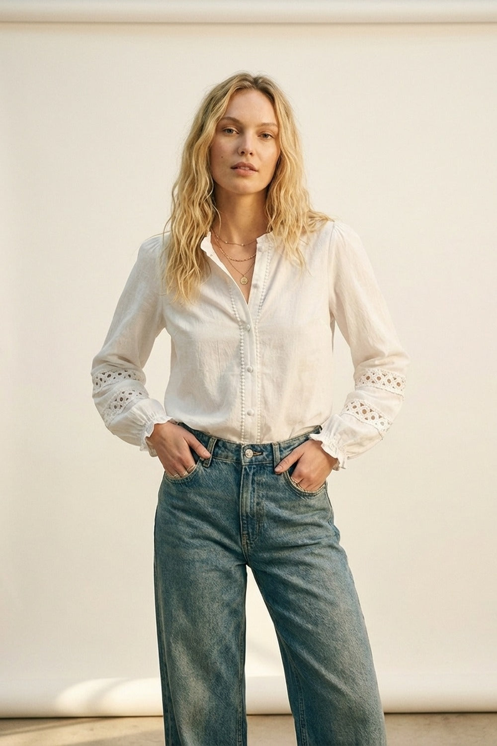 Blusa em Crochê com Detalhes de Renda e Botões na Frente em Branco