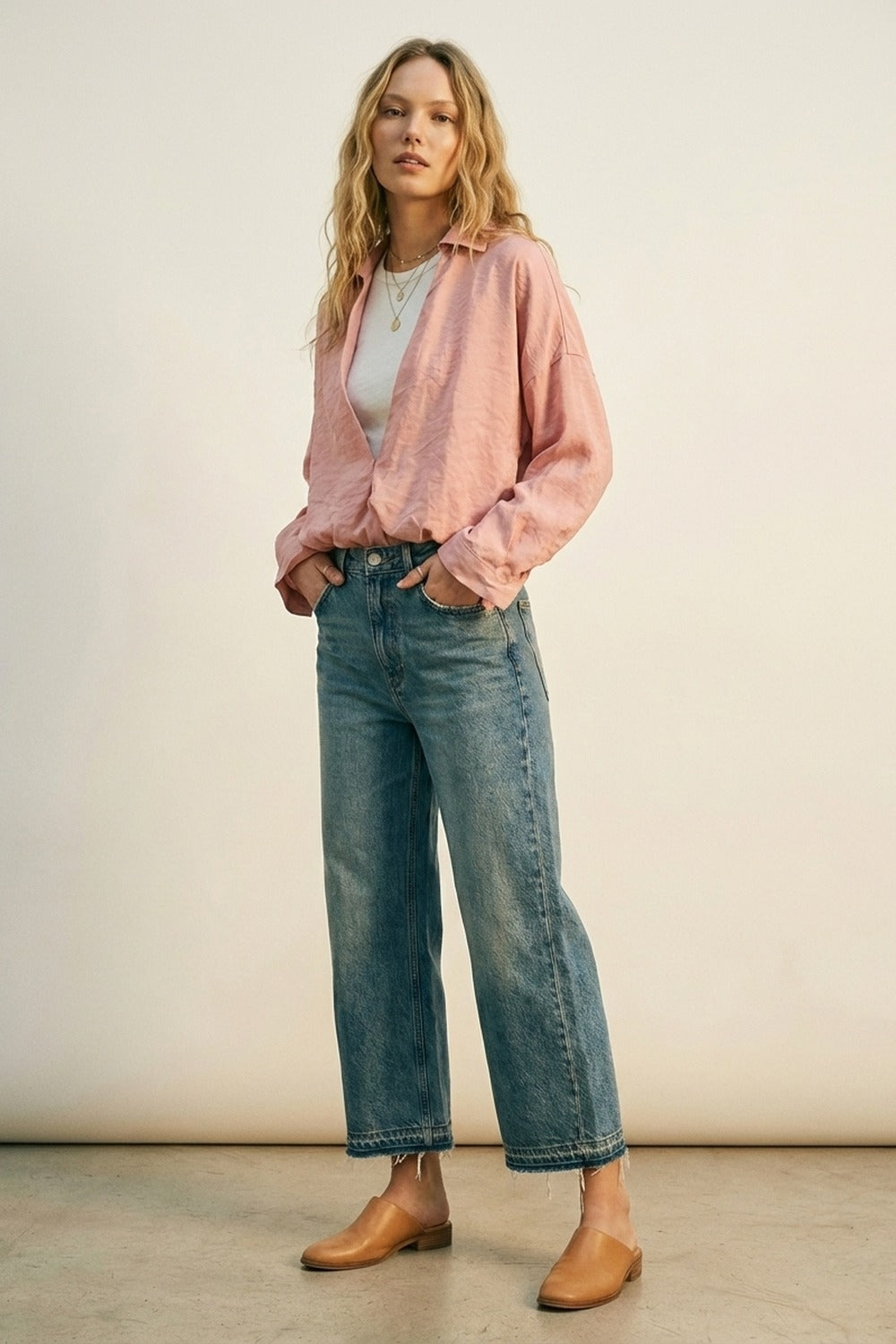 Camisa Texturizada Leve de Ajuste Relaxado Rosa e camiseta branca por dentro