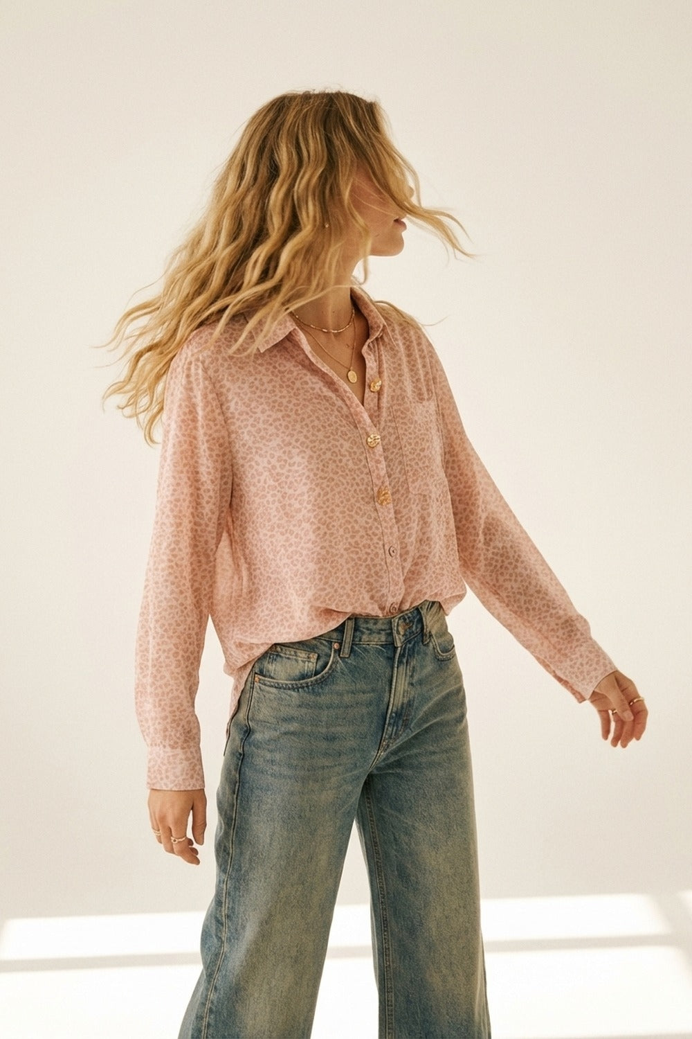 Camisa de tecido transparente com estampa animal rosa com botão e bolso