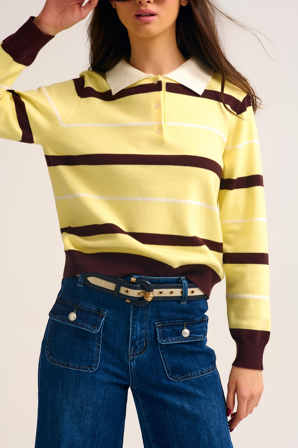 Jeans de Ganga Azul de Lavagem Escura com Detalhe de Botão