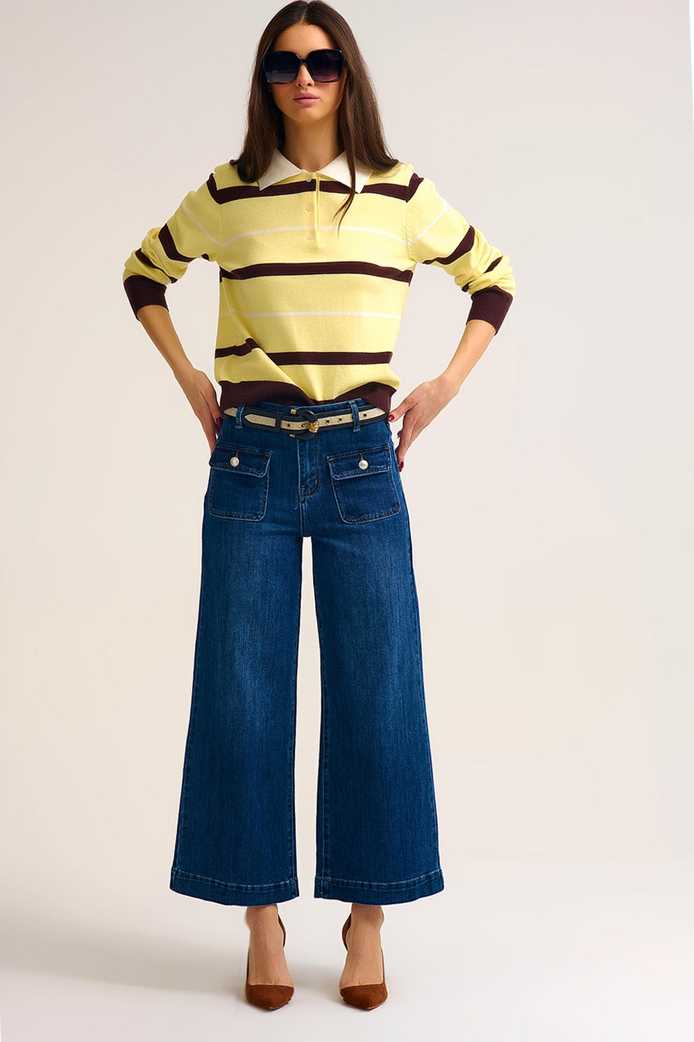 Jeans de Ganga Azul de Lavagem Escura com Detalhe de Botão