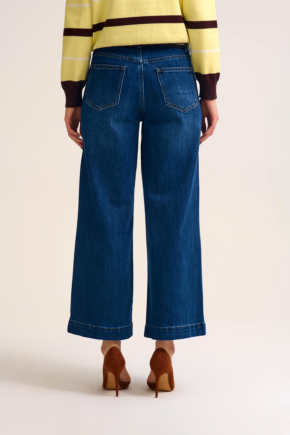 Jeans de Ganga Azul de Lavagem Escura com Detalhe de Botão