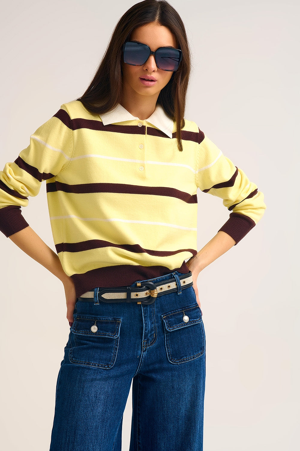Jeans de Ganga Azul de Lavagem Escura com Detalhe de Botão