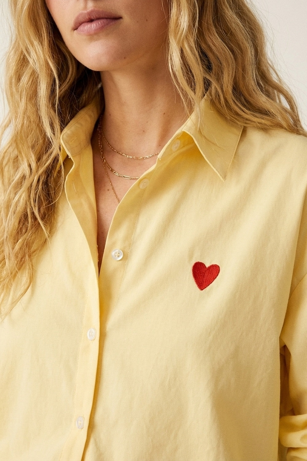 Camisa com botões amarela com pormenor de coração