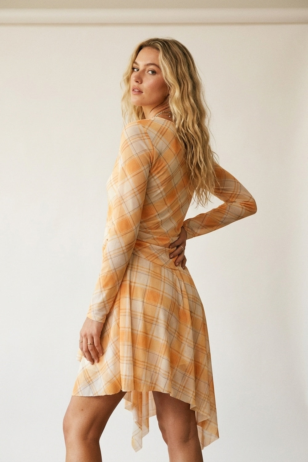 Vestido Assimétrico de Manga Longa em Tecido de Malha Xadrez Laranja