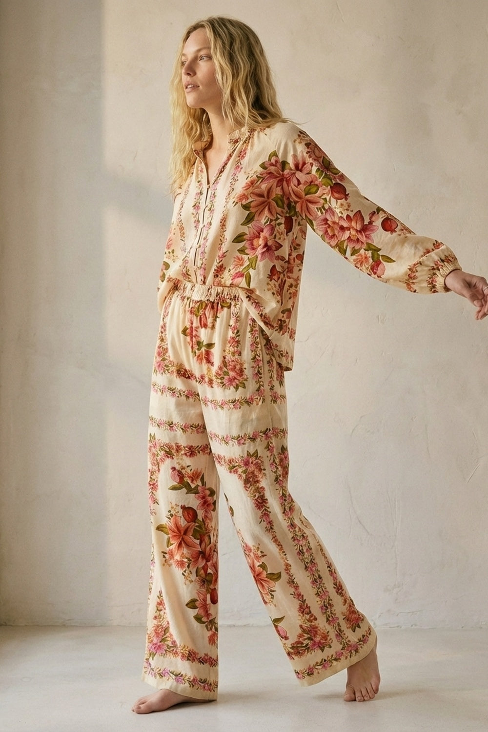 Blusa Boho com estampado floral em creme e gola com cordão