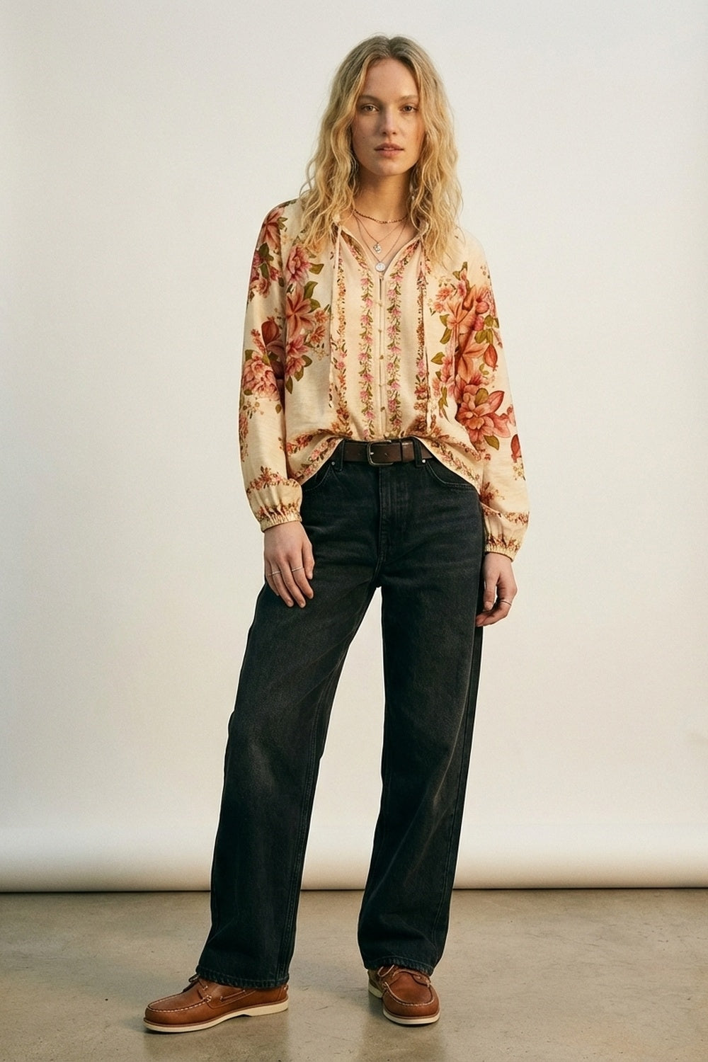 Blusa Boho com estampado floral em creme e gola com cordão