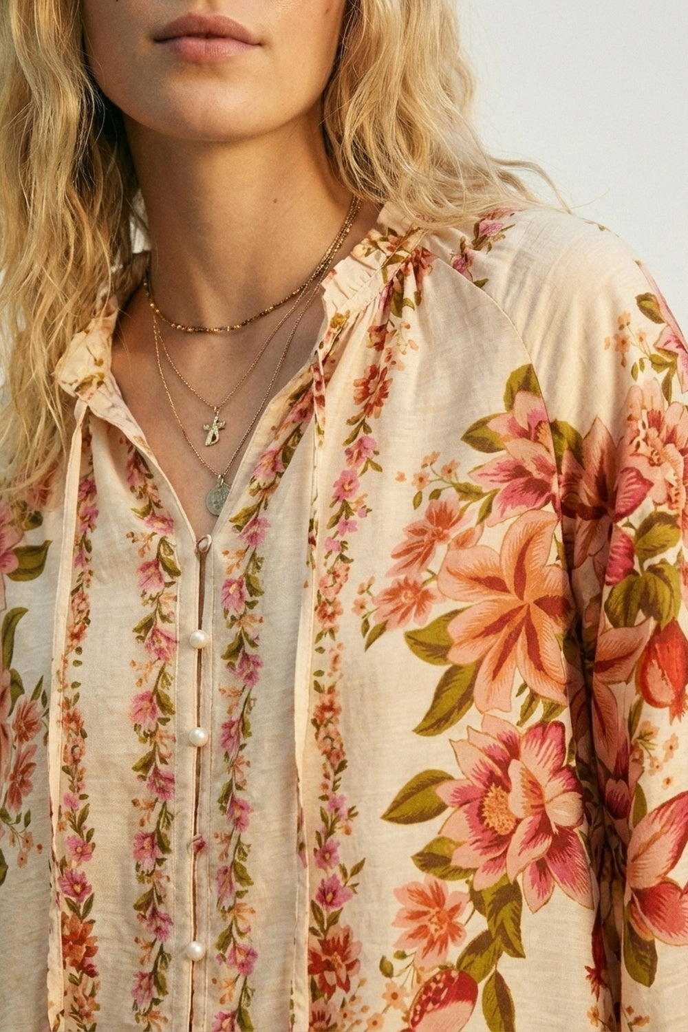 Blusa Boho com estampado floral em creme e gola com cordão