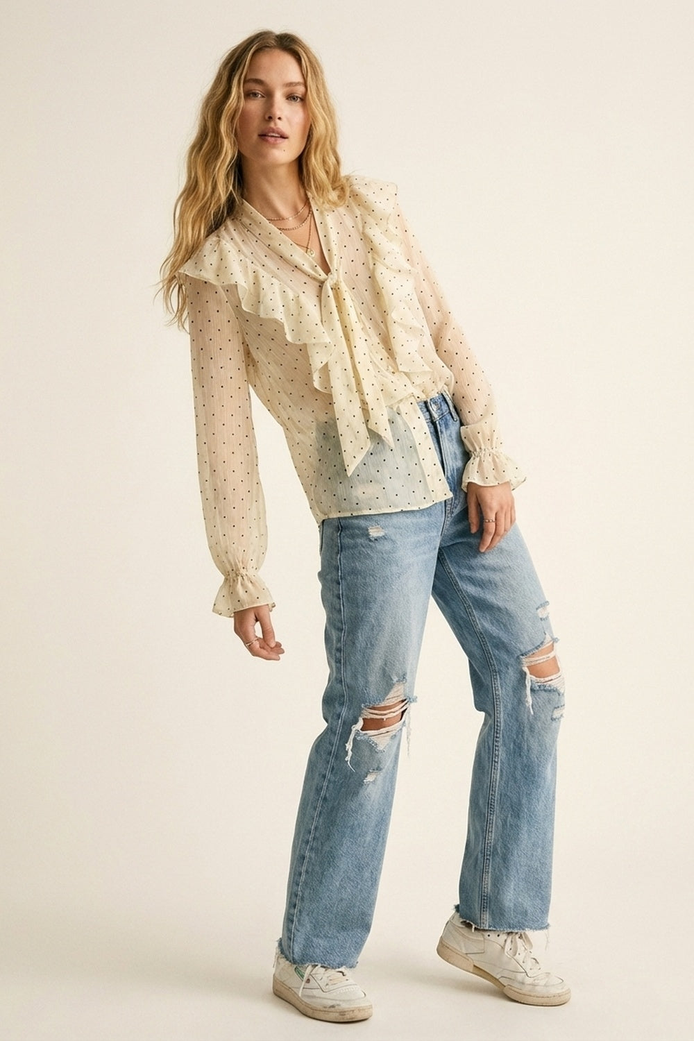 Blusa de bolinhas com folho à frente e punhos com folhos