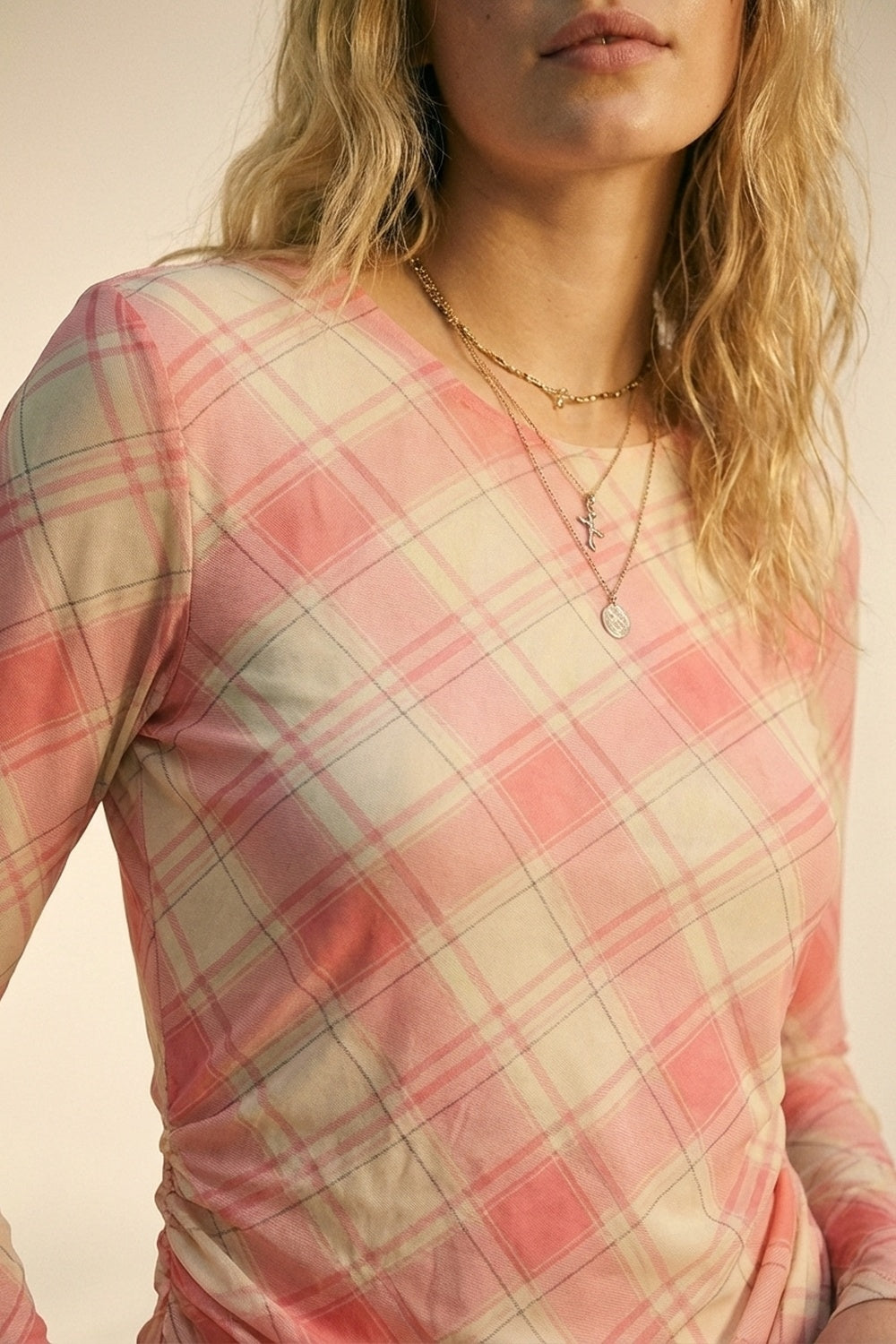 Vestido Assimétrico de Manga Longa com Tecido de Malha Xadrez em rosa