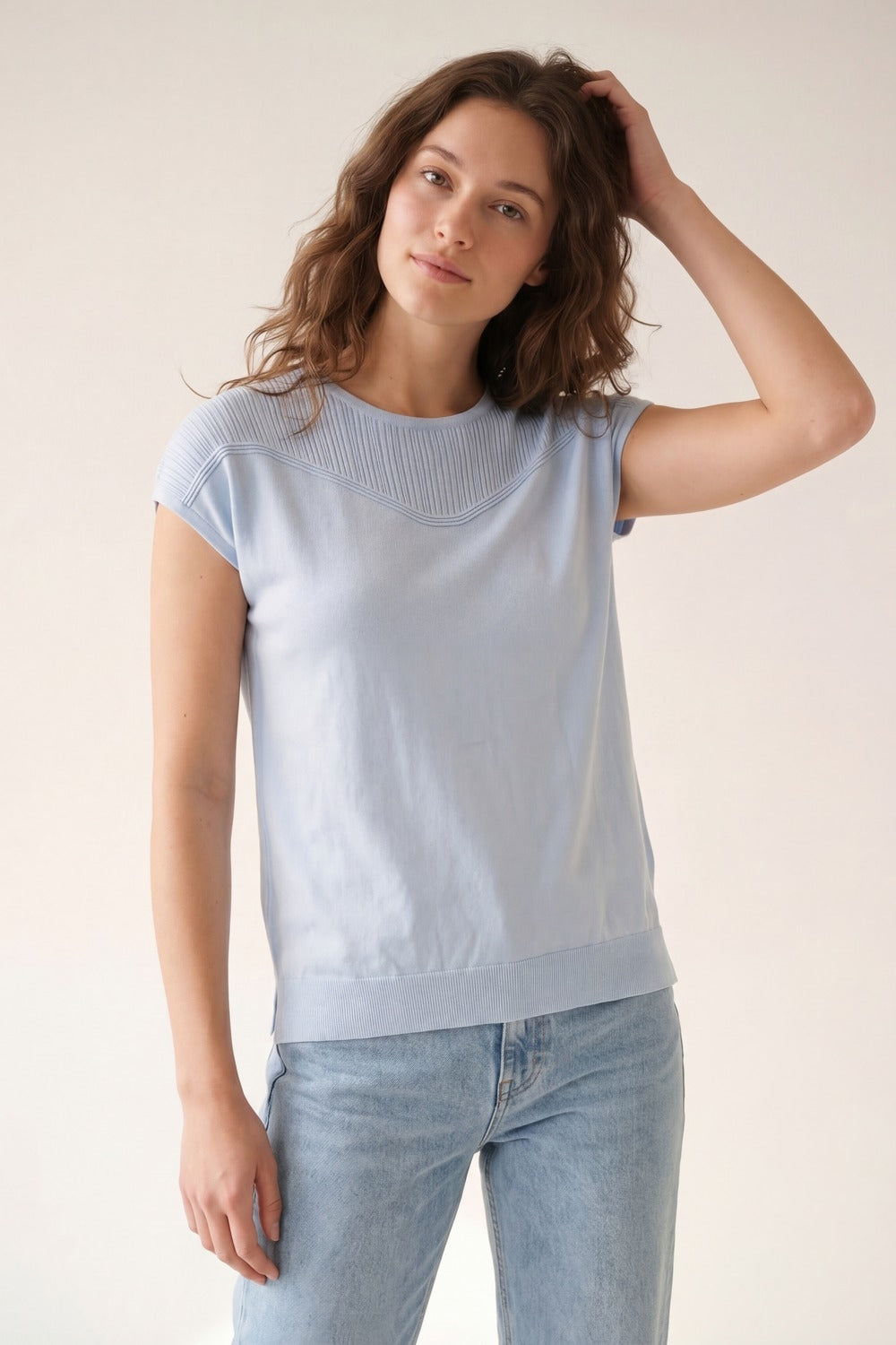 Camisola leve sem mangas de malha com caimento relaxado em azul claro