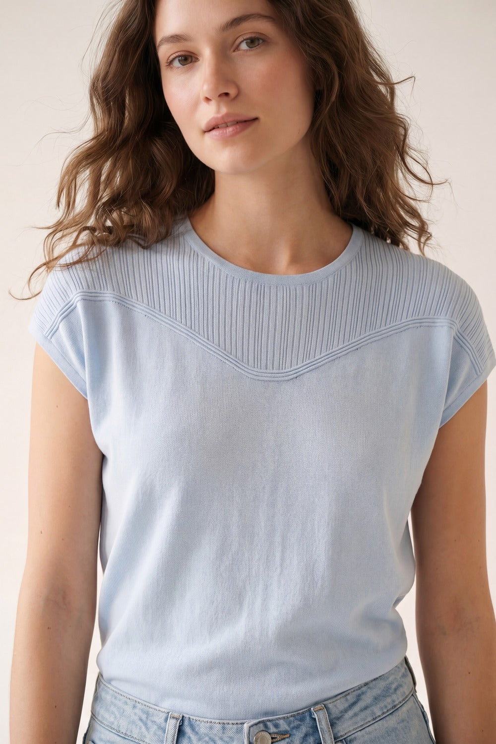 Camisola leve sem mangas de malha com caimento relaxado em azul claro