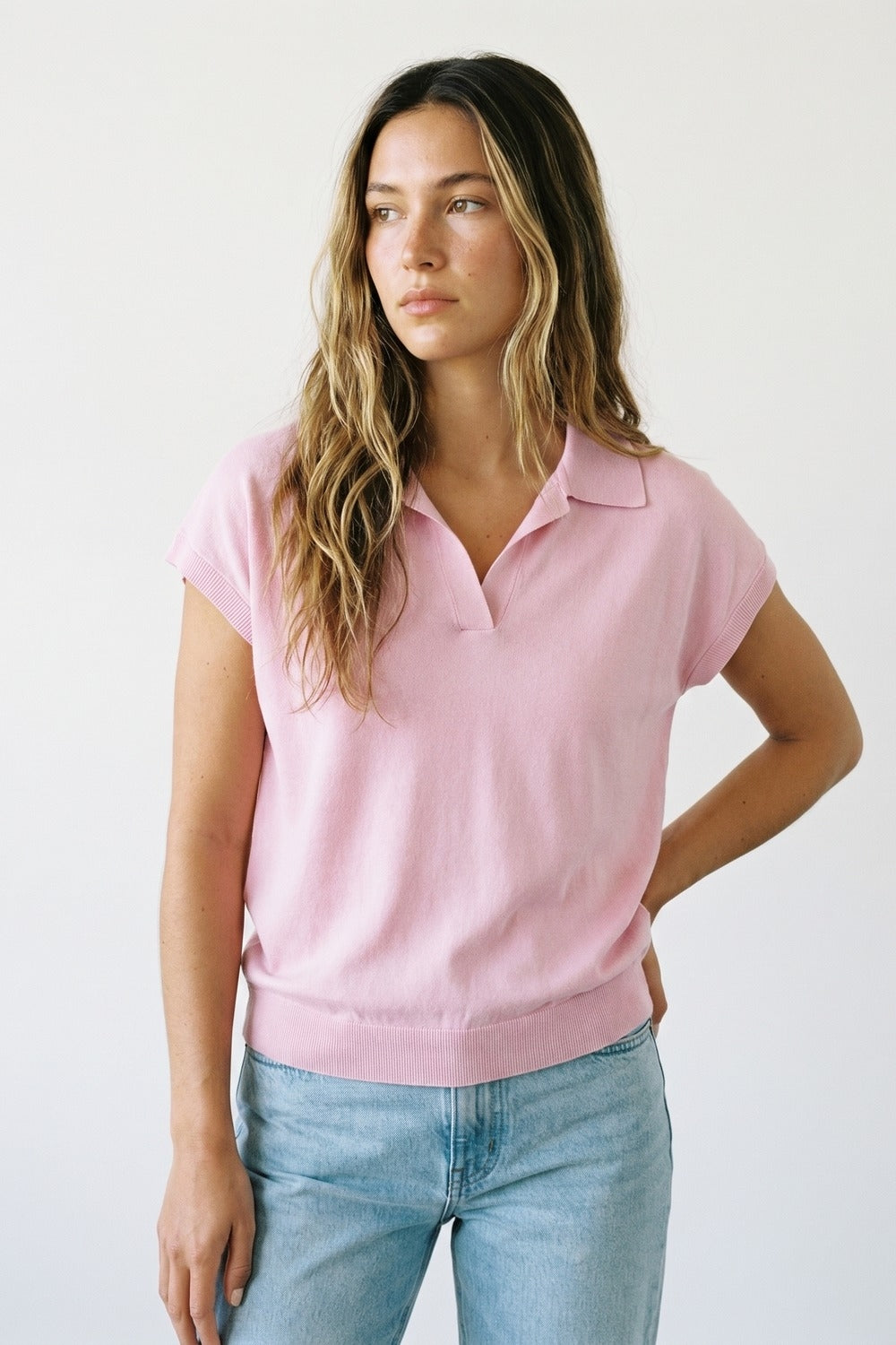Polo leve de malha rosa com mangas curtas