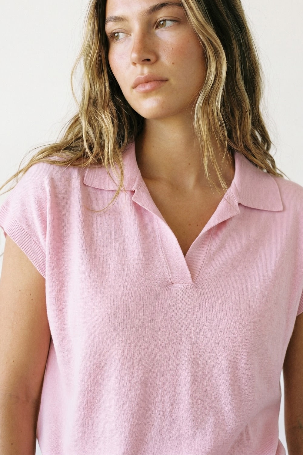 Polo leve de malha rosa com mangas curtas