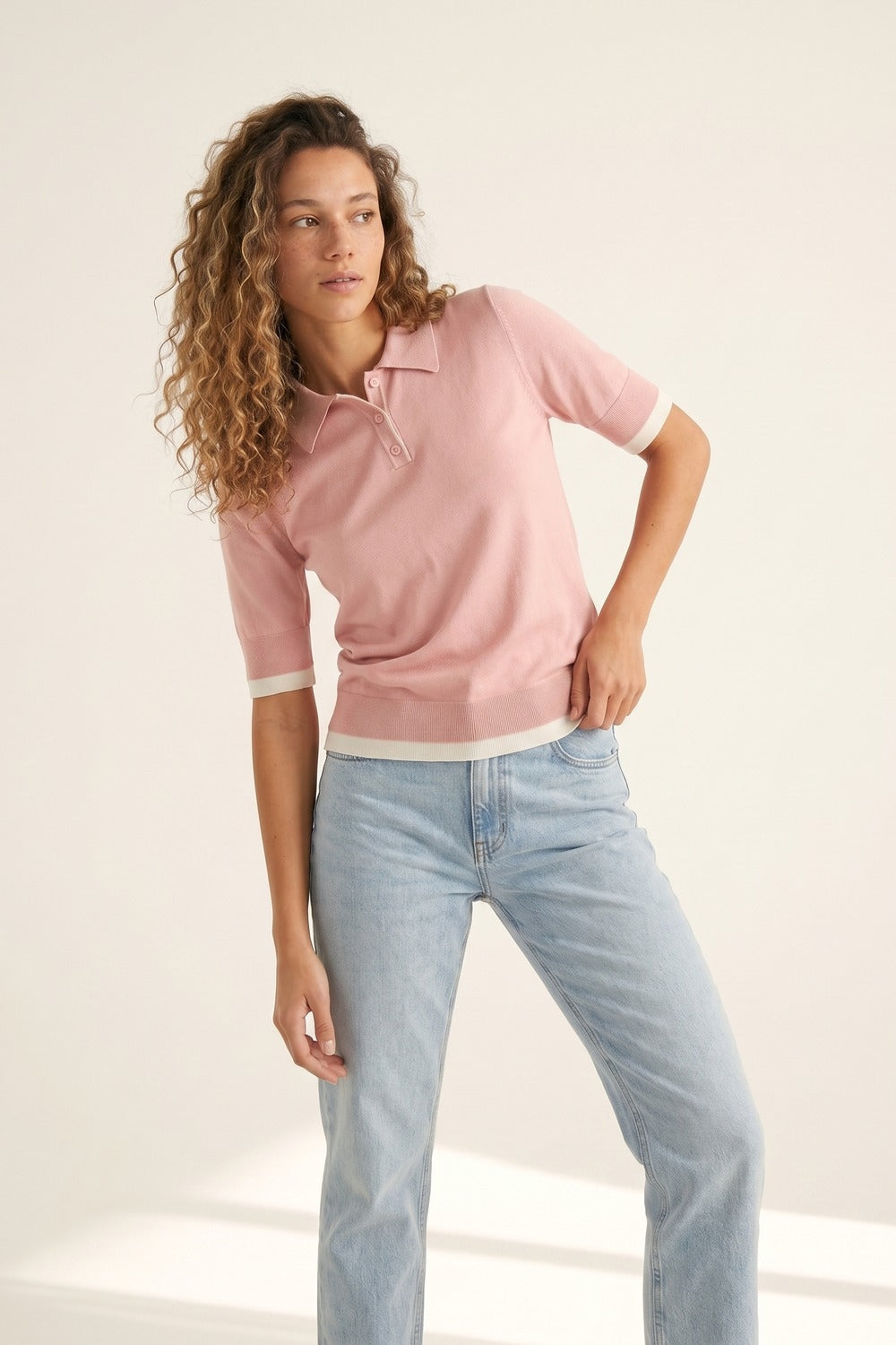 Camisola de malha polo cor-de-rosa com pormenores de acabamento em branco