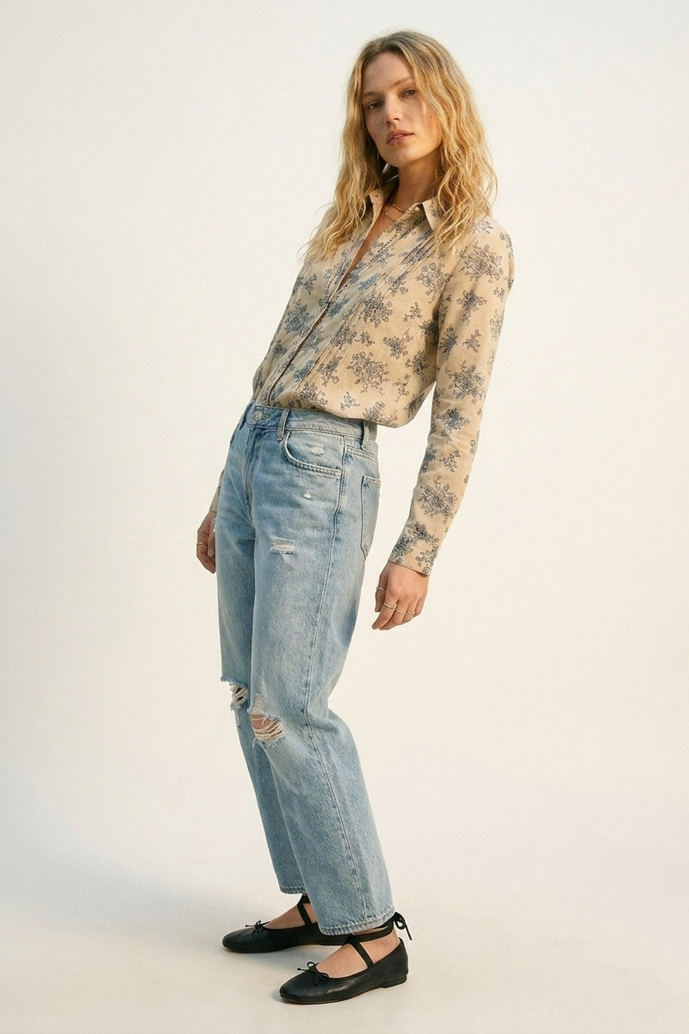 Camisa Bege com Estampa Floral e Detalhe de Crochê