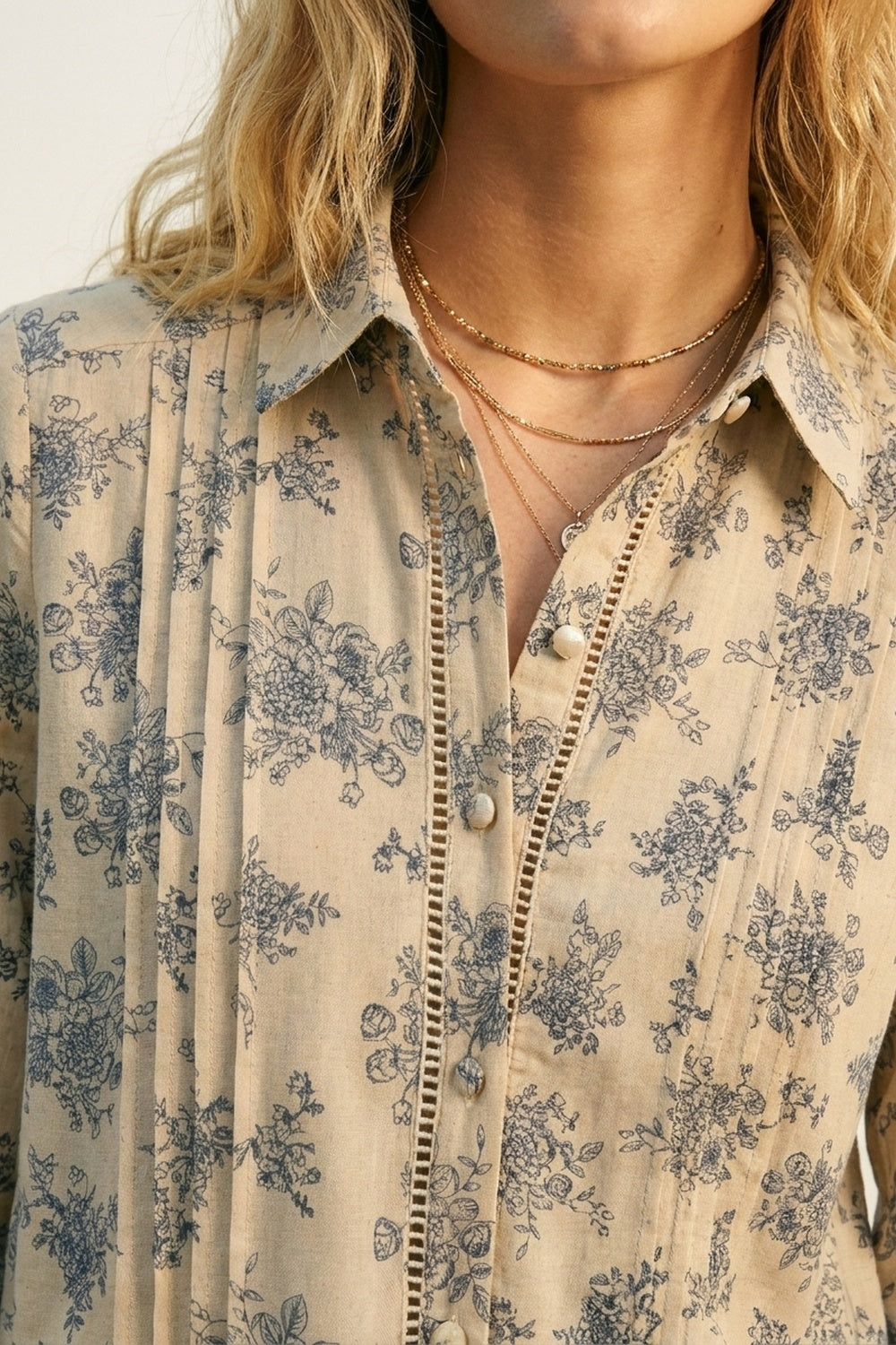 Camisa Bege com Estampa Floral e Detalhe de Crochê