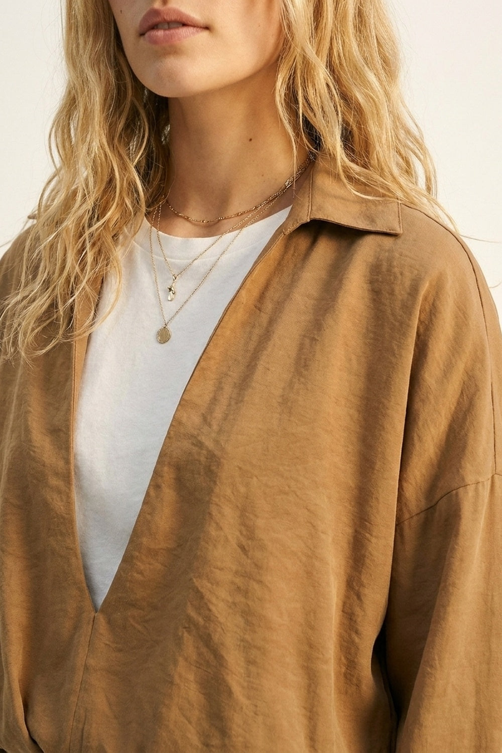 Camisa Texturizada Leve na cor Camelo e camiseta branca por dentro
