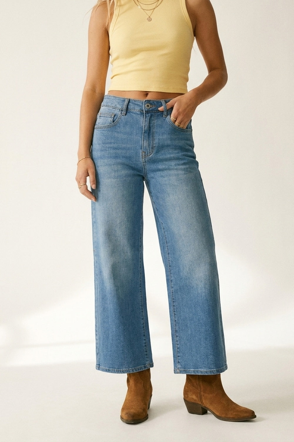 Calça Jeans Denim Lavagem Média com Pernas Largas e Costura Lateral