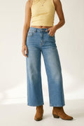 Calça Jeans Denim Lavagem Média com Pernas Largas e Costura Lateral