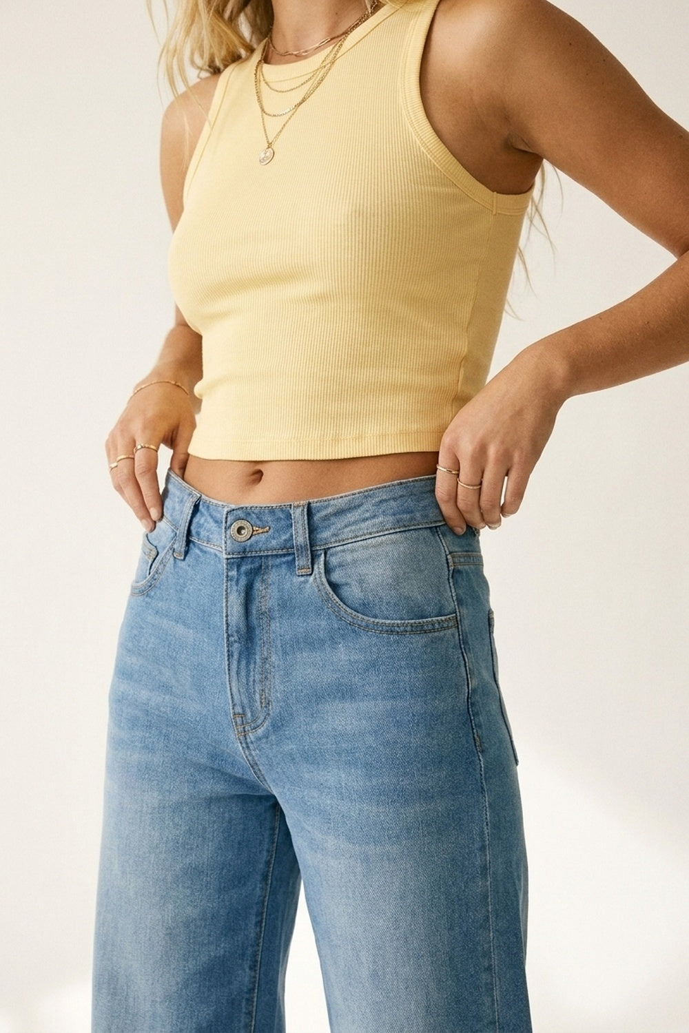 Calça Jeans Denim Lavagem Média com Pernas Largas e Costura Lateral
