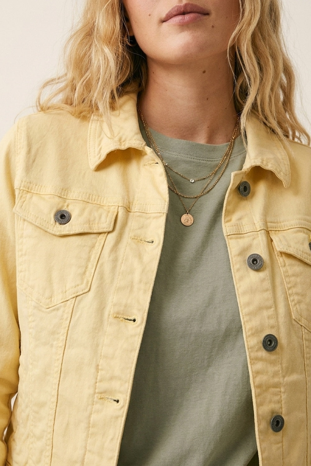 Jaqueta Jeans Amarelo Manteiga com Fecho de Botões na Frente