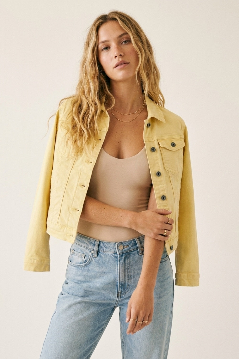 Jaqueta Jeans Amarelo Manteiga com Fecho de Botões na Frente