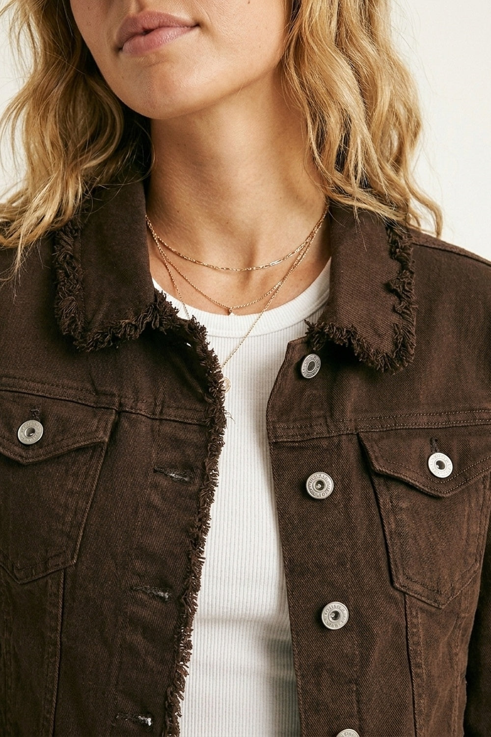 Jaqueta de denim com borda crua na cor chocolate