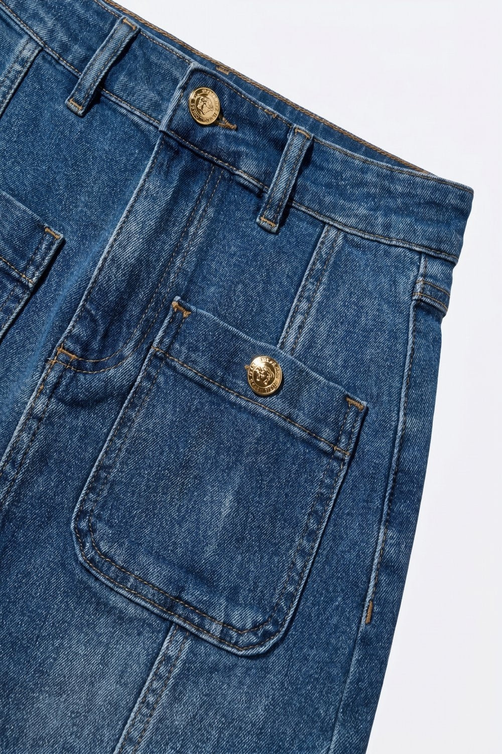 Saia Midi Jeans Lavagem Média com Bolsos Frontais Aplicados