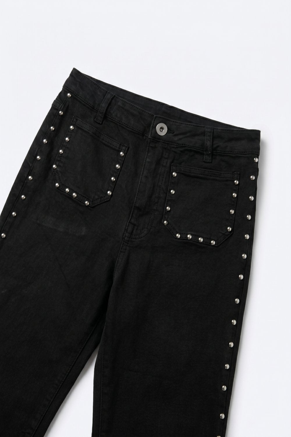 Jeans Pretos Flare com Tachas e Detalhe de Bolso Frontal