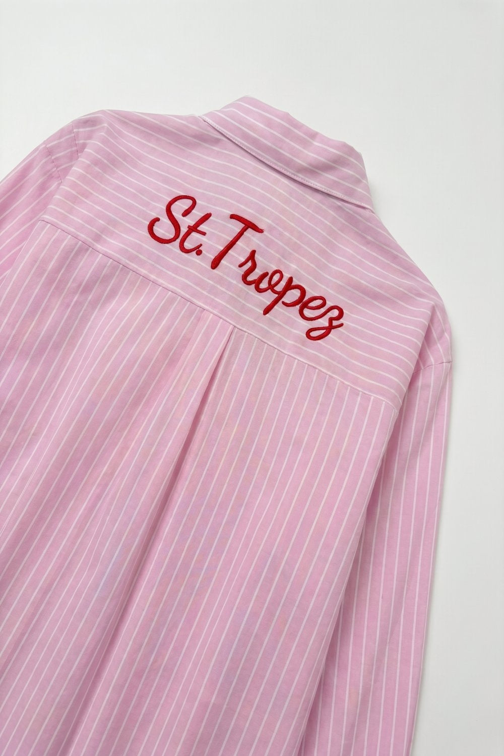 Camisa com botões às riscas cor-de-rosa com pormenores bordados