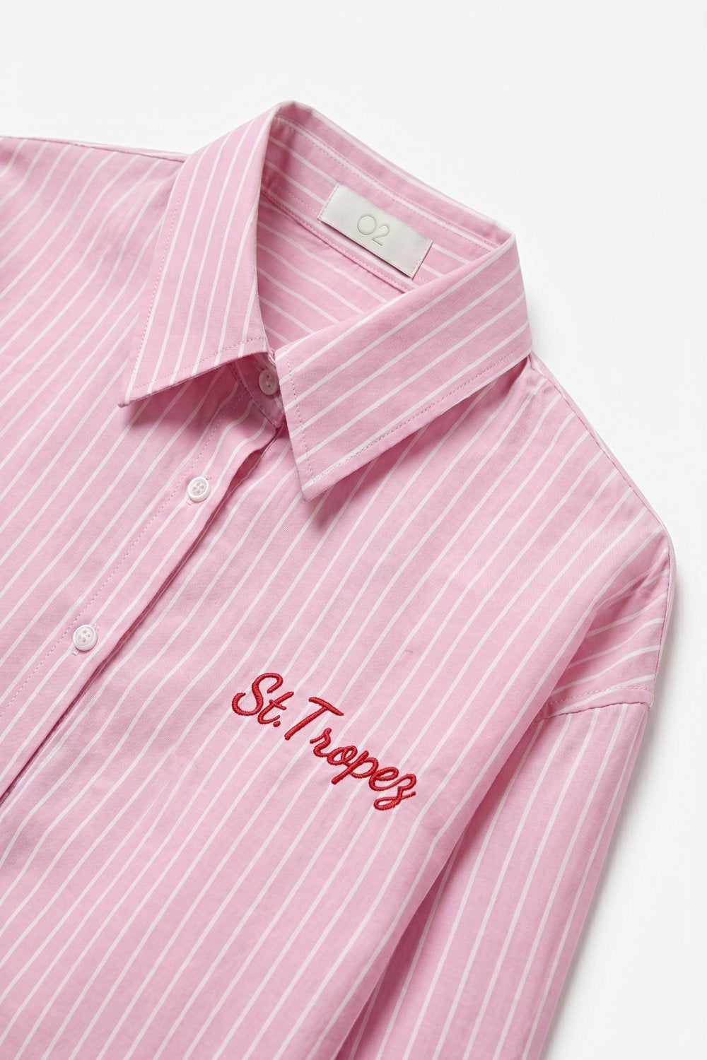 Camisa com botões às riscas cor-de-rosa com pormenores bordados
