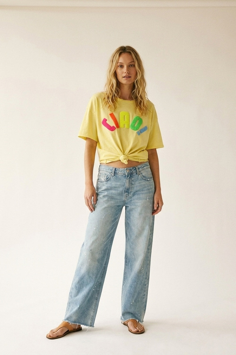 Suéter Amarelo Relaxed Fit Gráfico com Texto Colorido