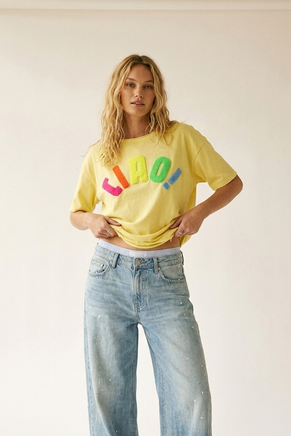 Suéter Amarelo Relaxed Fit Gráfico com Texto Colorido